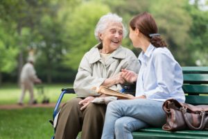 Un aidante et son proche assis dans une parc